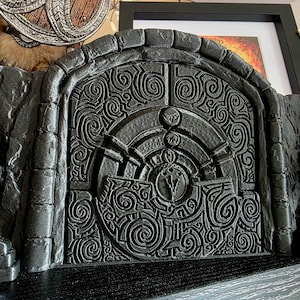 Skyrim Bleak Falls Barrow Art – Golden Claw wall Replica – Elder Scrolls Inspired Home Decor – Gamer Gift – Nordic Dungeon Display