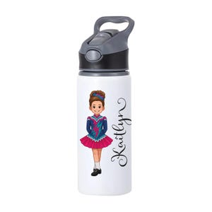 Pode incluir: Garrafa de água branca com tampa e alça cinzentas. A garrafa apresenta uma ilustração de desenho animado de uma menina com um traje de dança com saia rosa e top azul. O nome "Kaitlyn" está escrito em itálico.