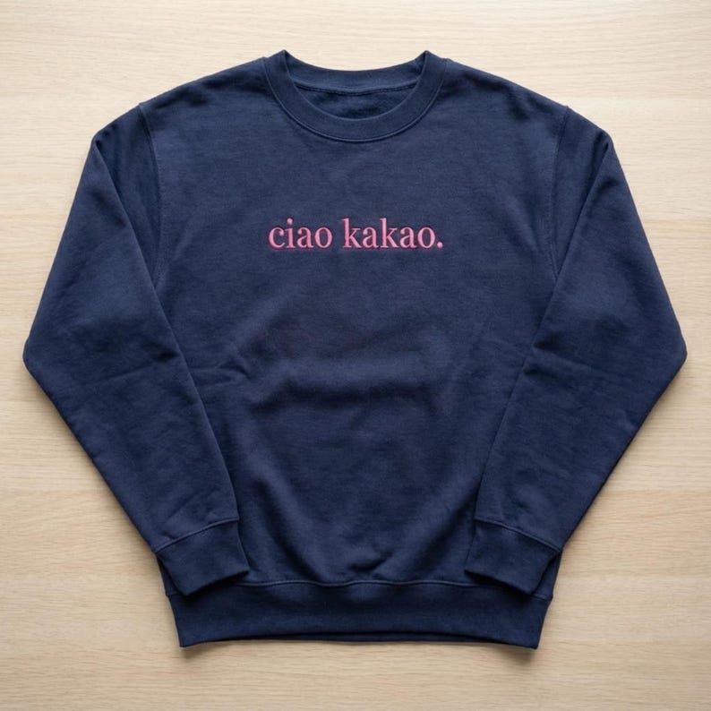 Minimalistischer Damenpullover mit feiner Stickerei „Ciao Kakao“, weiches Statement Sweatshirt als inspirierendes Geschenk.
