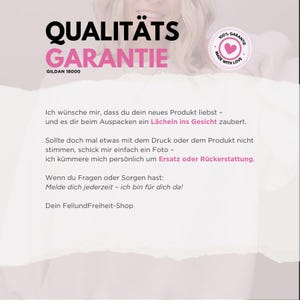May include: A white background with text in black and pink. The text reads "QUALIT&Auml;TS GARANTIE" and "GILDAN 18000". Additional text in German expresses a customer satisfaction guarantee, including replacement or refund options.