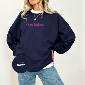 Bestickter Pullover in Dunkelblau für Damen in modernem Minimalismus, Statement „Ciao Kakao“ in pink, perfektes Geschenk für Freundinnen und Kolleginnen.