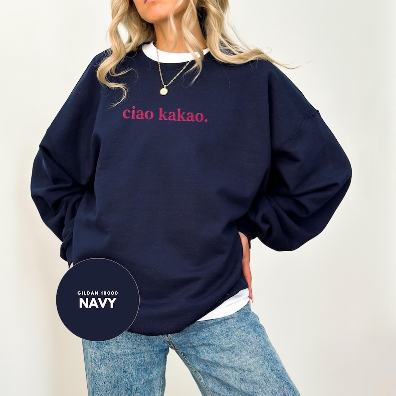 Bestickter Pullover in Dunkelblau für Damen in modernem Minimalismus, Statement „Ciao Kakao“ in pink, perfektes Geschenk für Freundinnen und Kolleginnen.