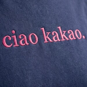 Minimalistischer Damenpullover in Dunkelblau mit feiner Stickerei „Ciao Kakao“, in Pink, weiches Statement Sweatshirt als inspirierendes Geschenk.