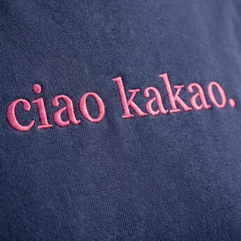 Minimalistischer Damenpullover in Dunkelblau mit feiner Stickerei „Ciao Kakao“, in Pink, weiches Statement Sweatshirt als inspirierendes Geschenk.