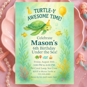 Puede incluir: Una invitación de cumpleaños con una tortuga marina de dibujos animados con un gorro de fiesta, peces y algas marinas. La invitación dice "Turtle-y Awesome Time!" y anuncia la fiesta de cumpleaños número 6 de Mason.