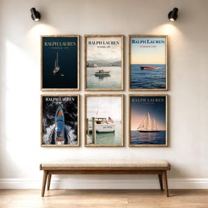 以下が含まれることがあります： 「RALPH LAUREN SUMMER 1997」と「1998」のテキストが入った、ボートをテーマにした6つの額入りポスター。 ポスターは金色のフレームに入っており、木製のベンチの上に飾られています。