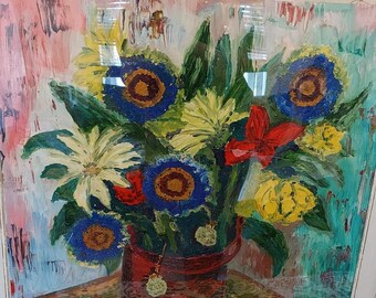 Könnte beinhalten: Ein gerahmtes Gemälde mit einer Stillleben-Darstellung eines Blumenstraußes in einer roten Vase. Die Blumen umfassen gelbe, weiße, rote und blaue Blüten. Der Hintergrund ist eine Mischung aus Rosa, Blau und Grün.