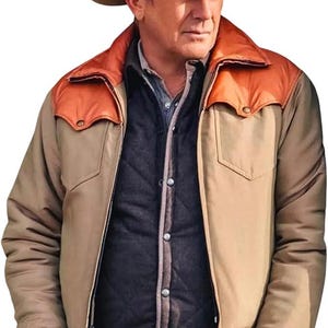 Puede incluir: Chaqueta de estilo western en color beige y naranja con un chaleco negro acolchado debajo. La chaqueta es de color marrón claro con detalles naranjas en los hombros y cierre de botones. Un sombrero de vaquero y guantes completan el look.