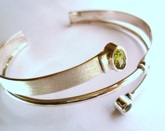 Kharma Silber Spiral Armband mit perfekt Grüne Peridot