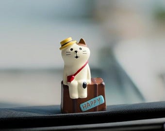 Miniature Traveling Cat Figurine: Kawaii Car Dashboard Decor