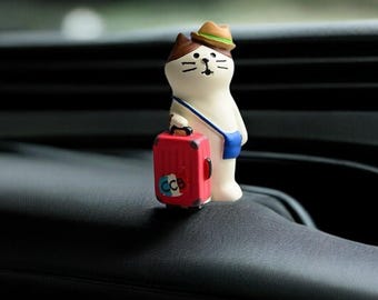 Kawaii Traveler Cat Car Ornament – Cute Cat Figurine with Suitcase Dashboard Decor, Funny Car Interior Accessory, Unique Gift for Cat Lovers