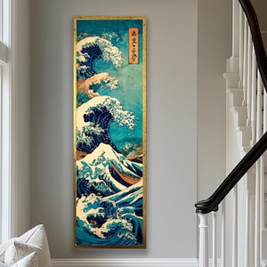 Puede incluir: Impresión enmarcada de una obra de arte japonesa en madera que representa grandes olas oceánicas en tonos azules y blancos. La obra de arte tiene un formato vertical con un marco dorado y un pequeño cuadro de texto rectangular en la esquina superior derecha.