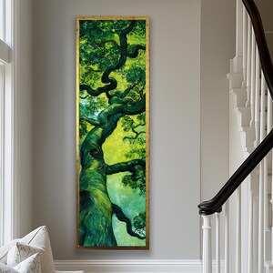 Puede incluir: Obra de arte vertical enmarcada que representa un árbol verde vibrante con ramas retorcidas y follaje exuberante. La pintura tiene un marco dorado y está colocada contra una pared gris claro. La obra de arte se exhibe en un pasillo bien iluminado.