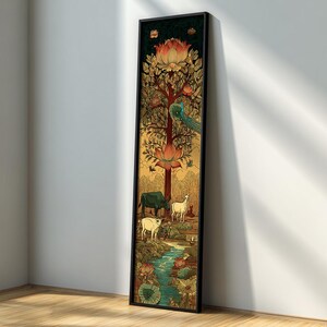 Puede incluir: Una impresi&oacute;n art&iacute;stica vertical enmarcada que presenta un &aacute;rbol estilizado con grandes flores de loto, un pavo real y varios animales cerca de un arroyo. La obra de arte tiene una paleta de colores dorados, verdes y naranjas, con un marco negro.