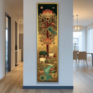 Puede incluir: Obra de arte vertical enmarcada con una ilustraci&oacute;n detallada de un &aacute;rbol con flores de loto, un pavo real y varios animales. La obra tiene un borde dorado y un fondo dorado y verde oscuro. Un r&iacute;o fluye en la parte inferior.