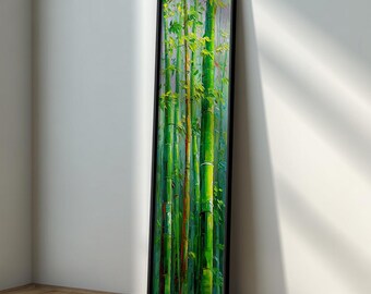 Può includere: Opera d'arte verticale incorniciata raffigurante una foresta di bambù. Il dipinto presenta vibranti steli di bambù verde con foglie giallo-verdi, su uno sfondo morbido e sfocato. L'opera è racchiusa in una cornice nera, appoggiata a una parete bianca.