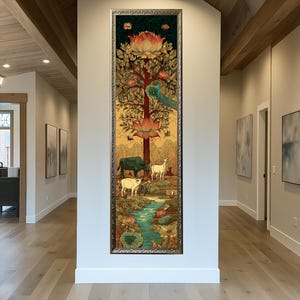 Puede incluir: Una obra de arte vertical enmarcada que presenta un &aacute;rbol estilizado con una gran flor de loto. La obra de arte incluye un pavo real, animales y una escena de r&iacute;o con flores de loto. La paleta de colores incluye oro, verde y rojo.