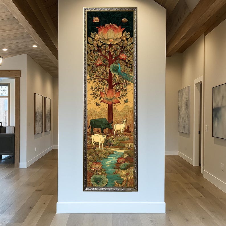 Puede incluir: Una obra de arte vertical enmarcada que presenta un &aacute;rbol estilizado con una gran flor de loto. La obra de arte incluye un pavo real, animales y una escena de r&iacute;o con flores de loto. La paleta de colores incluye oro, verde y rojo.