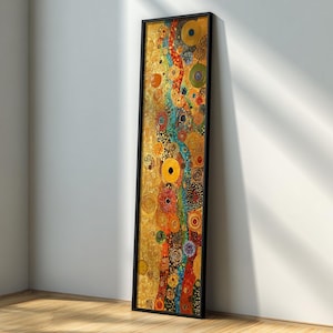 Könnte beinhalten: Vertikal gerahmtes Kunstwerk mit schwarzem Rahmen. Das abstrakte Gemälde zeigt einen goldenen Hintergrund mit bunten kreisförmigen Mustern in Rot, Blau, Orange und Grün. Das Kunstwerk lehnt an einer weißen Wand auf einem Holzboden.