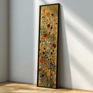 Op de afbeelding: Een verticaal ingelijst bloemenschilderij met een gouden achtergrond. Het kunstwerk toont een verscheidenheid aan kleurrijke bloemen, waaronder rode, oranje en paarse bloesems. Het zwarte frame voegt een moderne touch toe aan de botanische kunst.