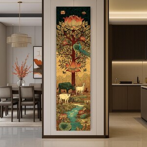 Puede incluir: Arte mural vertical que presenta una ilustraci&oacute;n detallada de un &aacute;rbol con flores de loto, un pavo real y varios animales. La obra de arte tiene una paleta de colores c&aacute;lidos con tonos de verde, amarillo y marr&oacute;n. Un r&iacute;o fluye en la parte inferior.