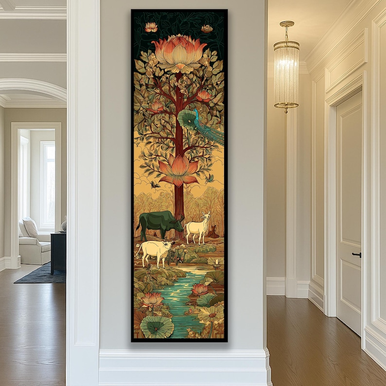 Puede incluir: Impresi&oacute;n art&iacute;stica vertical enmarcada que presenta un &aacute;rbol estilizado con grandes flores de loto, un pavo real y varios animales. La paleta de colores incluye tonos de verde, marr&oacute;n y dorado. Un arroyo fluye en la parte inferior de la obra de arte.