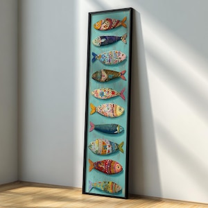 Peut inclure: Une œuvre d'art encadrée verticale représentant neuf poissons colorés. Chaque poisson présente un motif et une palette de couleurs uniques, avec des motifs floraux, géométriques et abstraits. Le fond est bleu clair, et le cadre est noir.