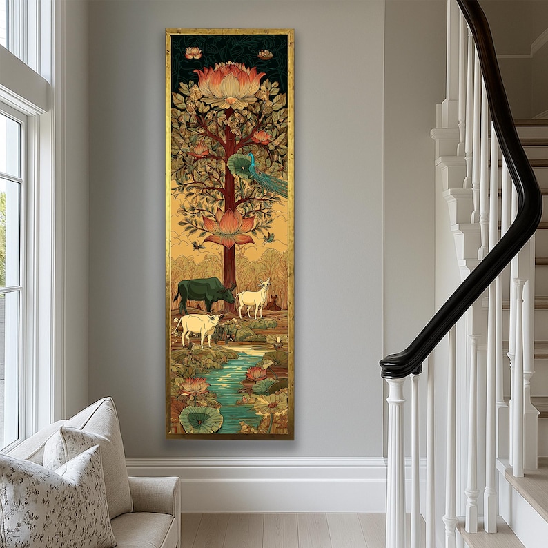 Puede incluir: Una obra de arte vertical enmarcada con un borde dorado. La obra representa un &aacute;rbol con una gran flor de loto en la parte superior y un pavo real. Debajo del &aacute;rbol hay animales, incluyendo un b&uacute;falo de agua verde oscuro, un ciervo blanco y dos vacas blancas. Un arroyo fluye en la parte inferior.