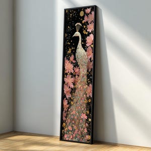 Puede incluir: Impresión artística vertical enmarcada que presenta un pavo real con una larga y ornamentada cola. El pavo real se encuentra sobre un fondo negro con acentos florales rosas y adornos dorados. La obra está en un marco negro.