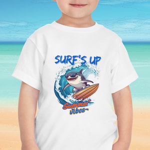 T-shirt à manches courtes pour tout-petit Surf's Up Cartoon Shark, T-shirt de plage pour enfants, chemise de surf amusante, vêtements pour enfants sur le thème de l'océan, cadeau d'anniversaire !