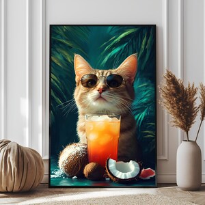 Póster de gato de verano enmarcado: Gato con cóctel, coco y frutas tropicales | Arte de pared enmarcado para amantes de los gatos y el verano.
