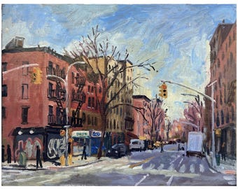 Puede incluir: Una pintura que representa una escena de calle de ciudad con edificios de ladrillo marrón, un árbol en primer plano y un cielo azul con nubes blancas. Se pueden ver coches y personas en la calle.