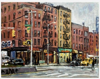 Puede incluir: Una pintura al óleo representa una escena callejera de la ciudad de Nueva York. Los edificios con escaleras de incendios y tiendas bordean la calle. La pintura presenta una paleta de colores apagados de marrones, rojos y amarillos, con un cielo nublado.