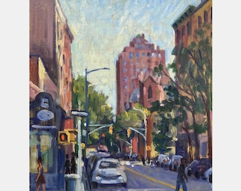 Pode incluir: Uma pintura a óleo de uma cena de rua urbana com edifícios altos de tijolo, uma passadeira e um semáforo. Um carro branco está estacionado perto de um passeio com um caixote do lixo. Peões caminham sob um céu azul claro com árvores.
