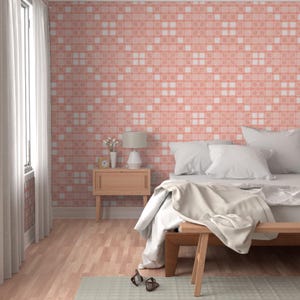 Pu&ograve; includere: Scena di camera da letto con letto, panca in legno e comodino. La parete &egrave; rivestita con una carta da parati a motivi quadrati rosa e bianchi. A sinistra si vede una finestra con tende bianche.