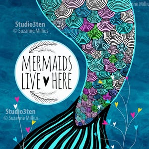 Puede incluir: Una cola de sirena azul y negra con un círculo blanco que dice "Mermaids Live Here" en texto negro. La cola está hecha de círculos superpuestos con un esquema de color azul, verde y rosa. El fondo es una acuarela azul.