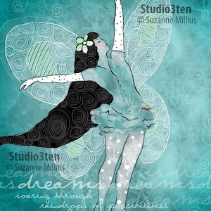 Könnte beinhalten: Eine fantasievolle Illustration einer Frau mit einer Blume im Haar, die ein blaues und weißes Kleid trägt, mit schwarzen Flügeln, die durch Regentropfen von Möglichkeiten in Wolken schwebt, die voller Staunen sind. Der Text "Studio3ten Suzanne Millius" und "sdreams eamsd soaring through raindrops of possibilities in clouds filled with wonderment nesdreamsdreams" ist auf dem Hintergrund geschrieben.
