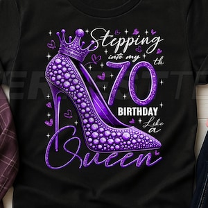 Könnte beinhalten: Schwarzes T-Shirt mit einem Design einer lila High-Heel-Schuh, einer Krone und dem Text "Stepping into my 70th Birthday Like a Queen". Der Schuh und der Text sind mit Glitzer verziert.