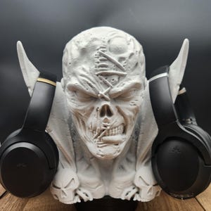 Puede incluir: Un juego de tres tazas de cer&aacute;mica con un acabado mate moteado. Las tazas son de color crema, gris claro y gris oscuro. Cada taza tiene un dise&ntilde;o simple y minimalista y un asa redondeada.