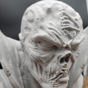 Puede incluir: Un juego de tres botes de cer&aacute;mica con tapas. Los botes blancos tienen una superficie texturizada y un patr&oacute;n geom&eacute;trico en tonos azules y grises. Las tapas son de color madera natural.