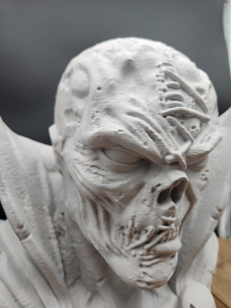 Puede incluir: Un juego de tres botes de cer&aacute;mica con tapas. Los botes blancos tienen una superficie texturizada y un patr&oacute;n geom&eacute;trico en tonos azules y grises. Las tapas son de color madera natural.