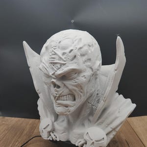 Puede incluir: Una taza de cer&aacute;mica blanca con asa negra y el texto "But First, Coffee" en negrita negra. La taza se encuentra sobre un fondo borroso, sugiriendo un ambiente acogedor.