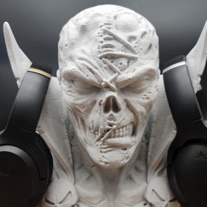 Puede incluir: Juego de tres tazas de cer&aacute;mica con acabado mate moteado. Las tazas son de color crema, gris claro y gris oscuro. Cada taza tiene un dise&ntilde;o simple y minimalista, ideal para caf&eacute; o t&eacute;.