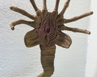 Figura de Facehugger a tamaño real - Idea de regalo para fanáticos del terror xenomorfo - Regalo de terror de Halloween - Regalo para gamers - Idea de regalo para papá - Decoración de sala de juegos