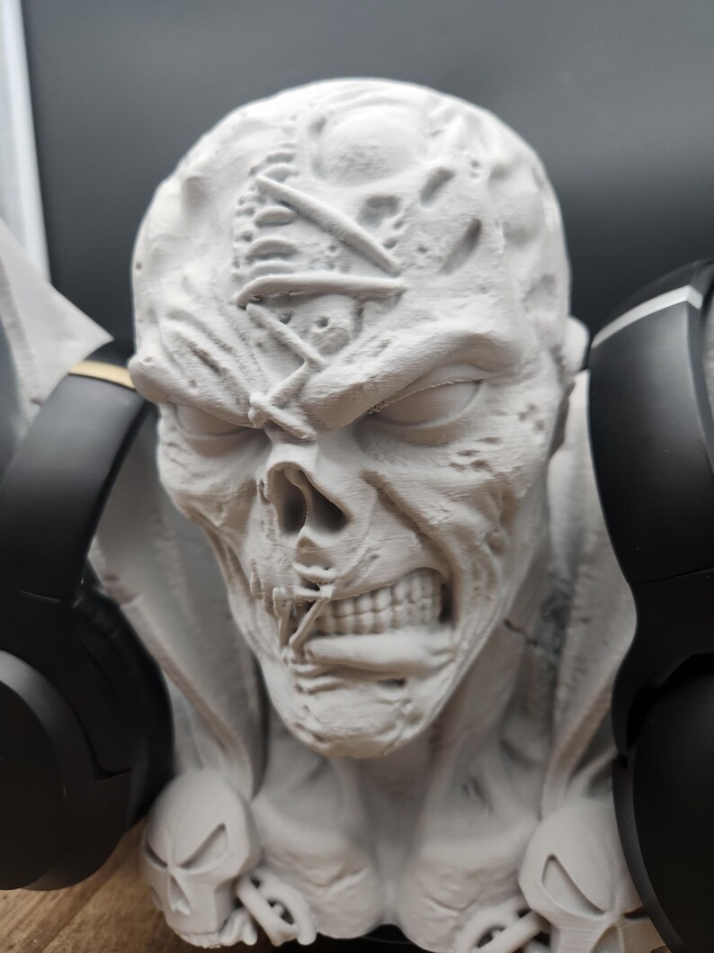 Puede incluir: Una taza de cer&aacute;mica blanca con asa negra y el texto "But First, Coffee" en negrita negra. La taza se encuentra sobre un fondo borroso, sugiriendo un ambiente acogedor.