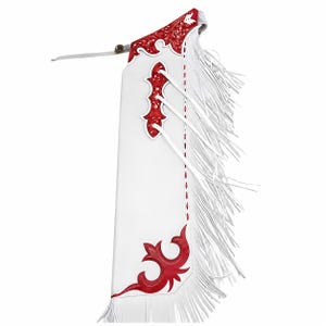 Puede incluir: Una chaparrera de cuero blanco con superposiciones de cuero rojo con motivos florales en la parte superior e inferior, un detalle de cordones rojo vertical y largos flecos blancos en el lateral. Incluye una correa blanca fina con hebilla metálica.