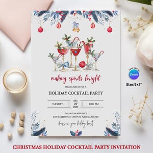 Könnte beinhalten: Eine Einladung zur Cocktailparty zu Weihnachten mit festlichem Design. Die Einladung zeigt Aquarellillustrationen von Cocktails, Ornamenten und Grün. Der Text enthält "making spirits bright" und Party-Details. Die Größe beträgt 12,7 x 17,8 cm.