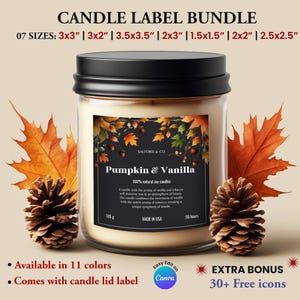 Könnte beinhalten: Ein Kerzenglas mit schwarzem Deckel und einem Etikett mit der Aufschrift "Pumpkin & Vanilla". Das Etikett ist von Herbstblättern und Tannenzapfen umgeben. Der Text "CANDLE LABEL BUNDLE" steht oben, mit Größenoptionen.