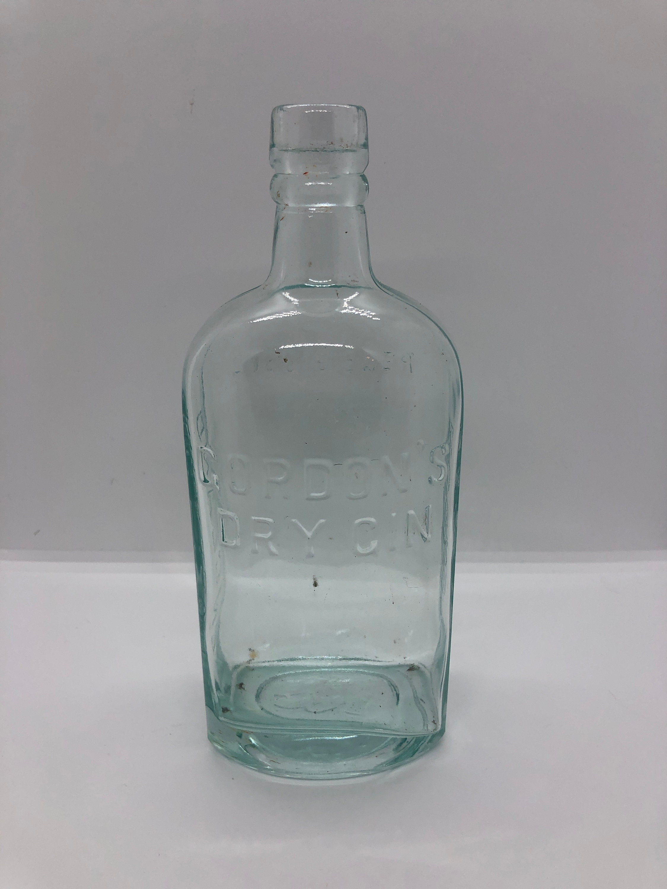 Gordon's London Dry Gin Round Victory Bottle 94.4 Proof 1945