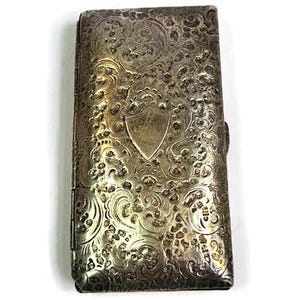 Antikes, silberplattiertes Zigarettenetui aus der Edwardianischen Zeit mit geprägtem, getriebenem Rankenmuster und Scharnierverschluss, ohne Monogramm.